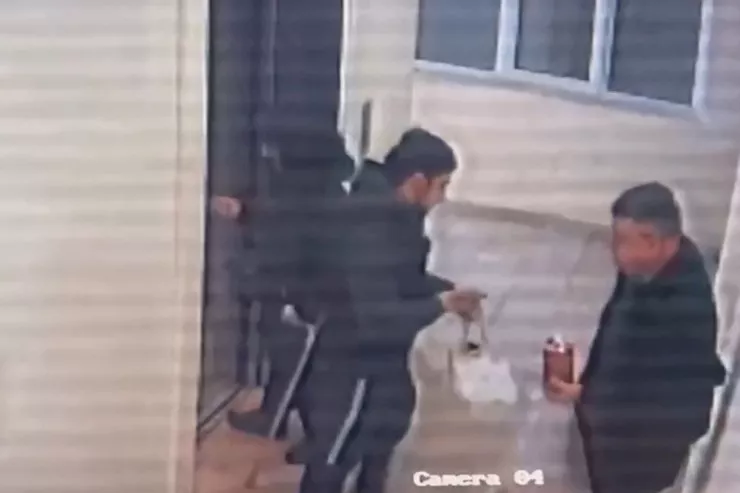 Yenə həmin binadan 30 minlik qızıl oğurlayıb həbs olundu - VİDEO 