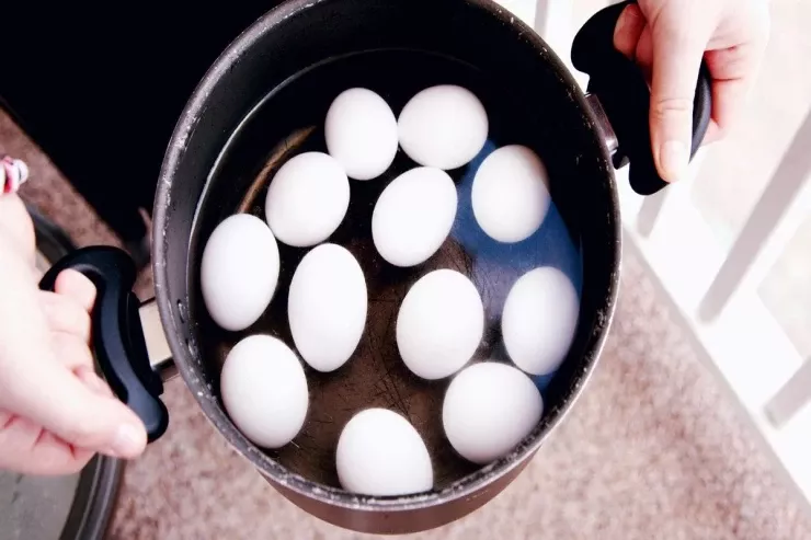 Qaynadılmış yumurtanı qətiyyən soyuq suya salmaq  olmaz