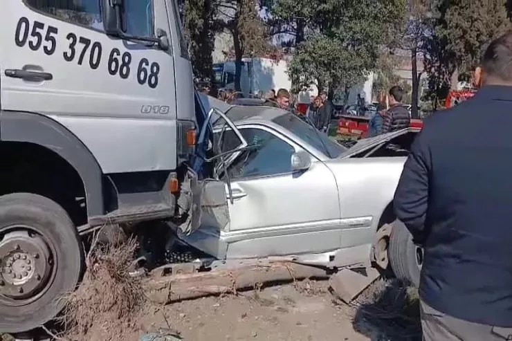 Gəncədə evakuator minik avtomobilinin üstünə  çıxdı