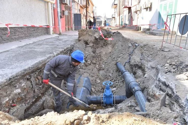 Xətaidə evin altından keçən su xətti yeniləndi -FOTO  -VİDEO 