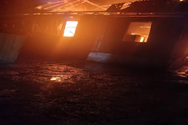 Şəkidə 6 otaqlı  yaşayış evi yandı -FOTOLENT 