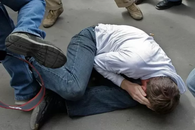 Qızlara söz atan  məktəblini döydü, həbs olundu