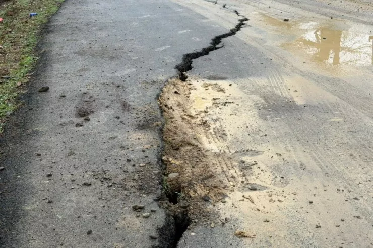 7 kəndi birləşdirən yolda sürüşmə - FOTO 