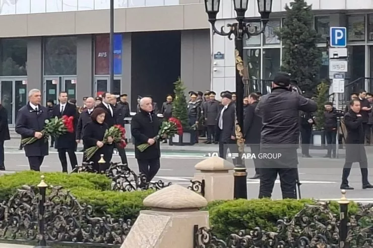 Rəsmilər "Ana harayı"  abidəsini ziyarət etdilər