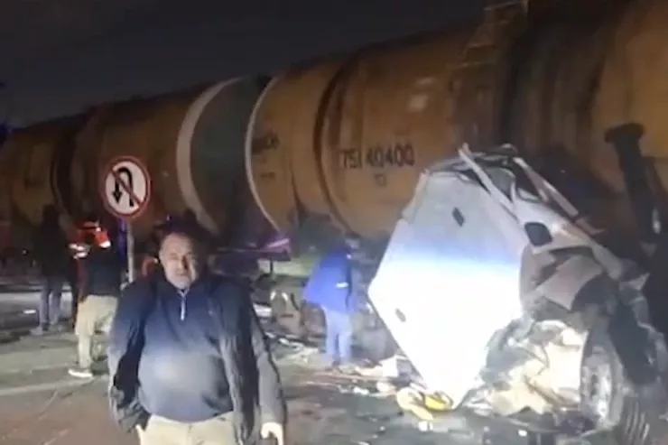 Bakıda yük maşını qatarla  toqquşdu, ölən var - VİDEO 