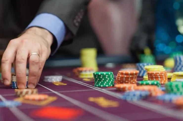 Onlayn qumar təşkil edən  dəstənin məhkəməsi başladı