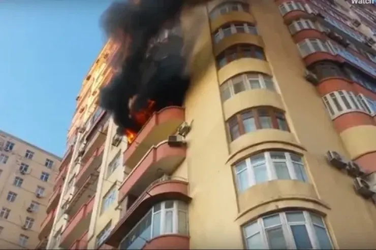 Bakıda yaşayış binası YANIB:  Xəsarət alan var-VİDEO 