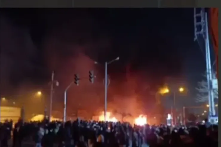 İranda etirazçılar əyalətin prokurorunu  diri-diri YANDIRDILAR