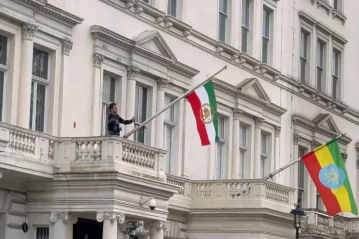 Londonda etirazçılar İran səfirliyinin binasında bayrağı dəyişdilər - VİDEO 