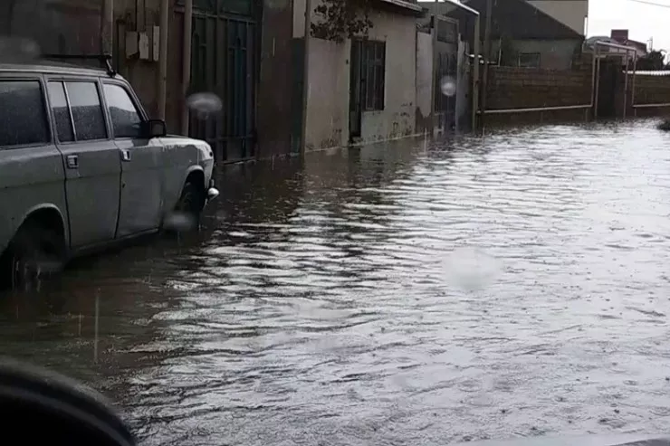 Bakıda yağış yağır, yollardan sel keçir - VİDEO 