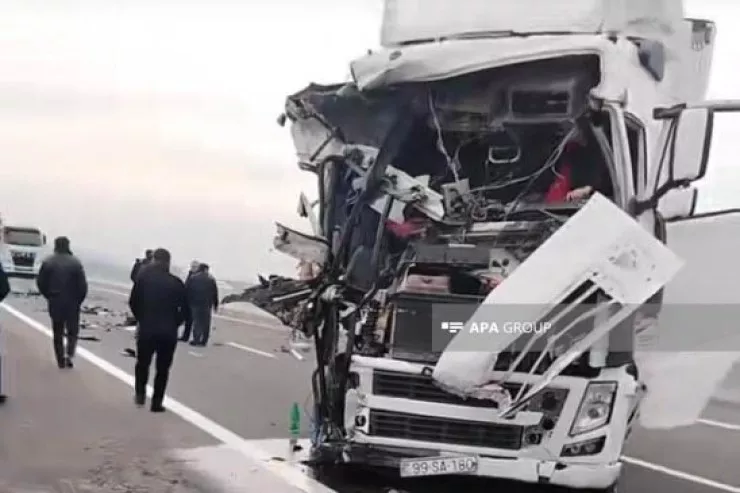 Ağır yük avtomobilləri toqquşdu,  sürücülər xəsarət aldı 