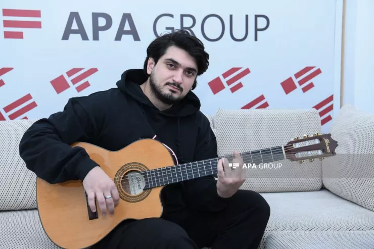 “Gitarada ifa etməyi "YouTube"dan öyrənmişəm"  - Cavidan Fatihi