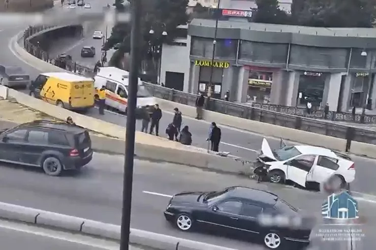 Bakıda körpüdə yol qəzası: yaralılar var 