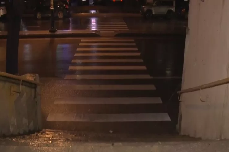 Xətai rayonunda səkisiz pilləkənlər  piyadalar üçün təhlükə yaradır  -VİDEO 