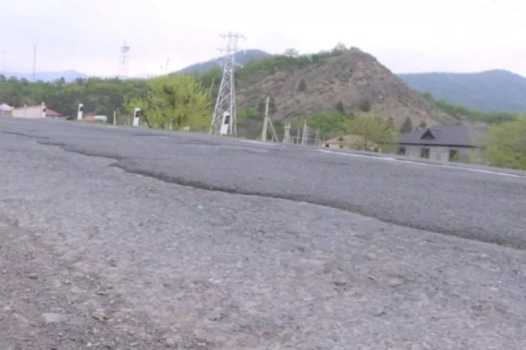 Şəki-Zaqatala yolunun asfalt qatı dağılıb, işıqlandırma sistemi yoxdur - VİDEO 