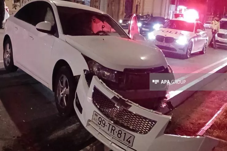 Gəncədə minik maşını avtobusla  toqquşdu, xəsarət alan var