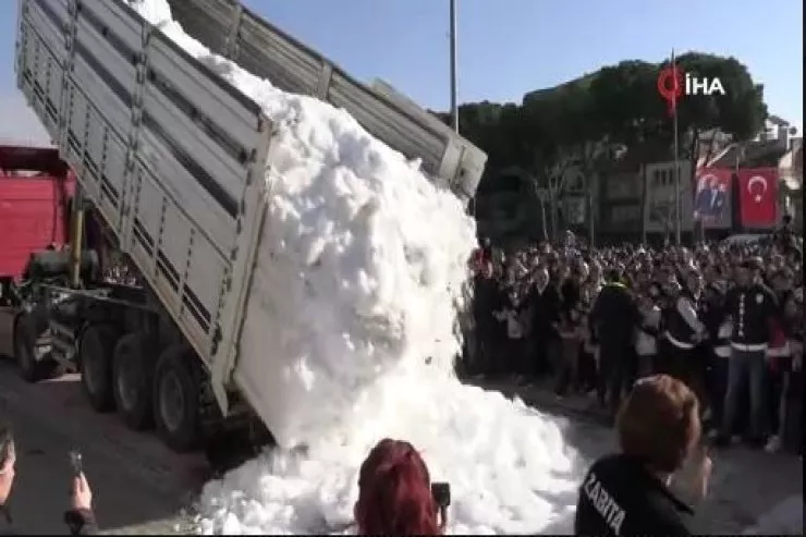 Uşaqlara 3 maşın qar HƏDİYYƏ:  14 ildir görmürdülər - VİDEO 