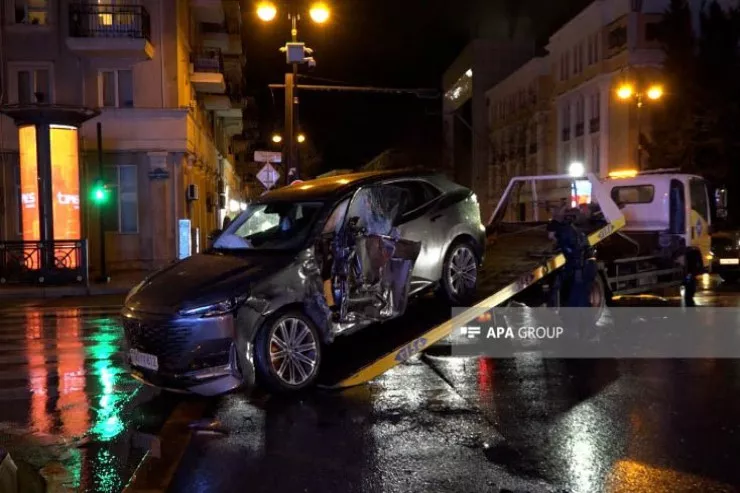 Qırmızıdan keçən minik avtomobili  avtobusa çırpıldı 