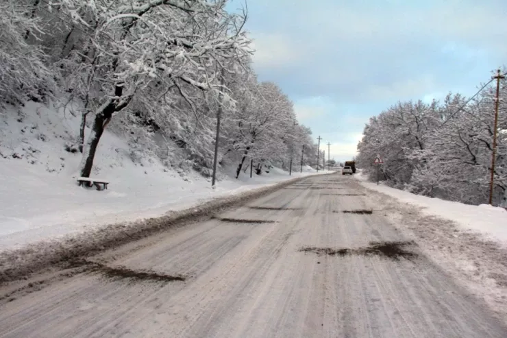 Ağsu aşırımında nəqliyyatın hərəkətində çətinliklər yarandı