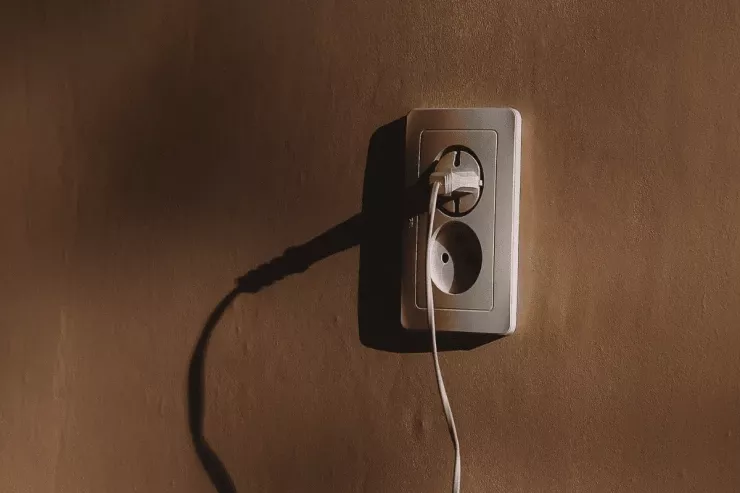 İşıq sönəndə texnikanı xilas edə biləcək 3 qayda 