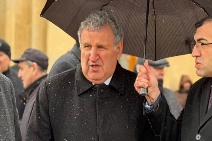 İsa Həbibbəyli çətirli fotosundan  DANIŞDI