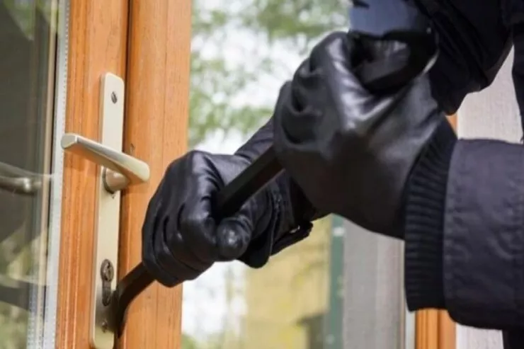 Mağazaların qapısını sındırıb qarət edən dəstə ƏLƏ KEÇİRİLDİ 