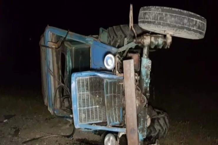 Goranboyda minik maşını traktora çırpıldı, xəsarət alan  var