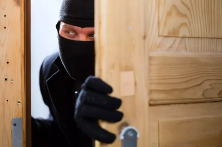 Evdən 29 min manatlıq qızıl apardı,  özü də neçə yaşında