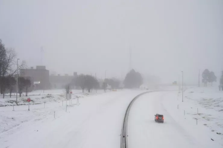 Güclü qar və soyuqlar 920 minə yaxın insanı  elektriksiz qoydu