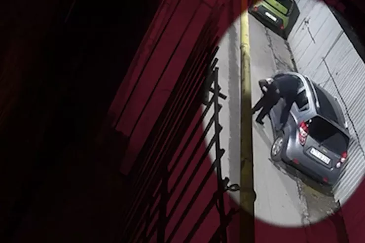 Bakıda maşınların şüşələrini qırıb qarət edən tutuldu - VİDEO 