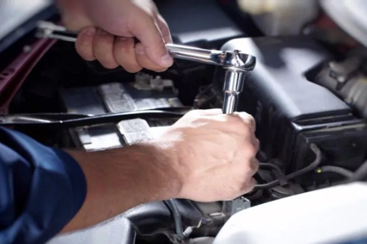 Bir maşından sökdüklərini   digərinə yığan   ustalar SAXLANILDI