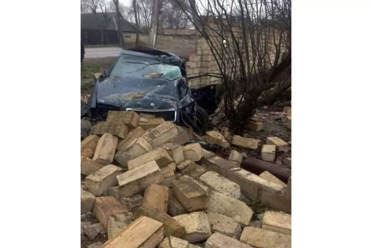 Masallıda "Mercedes" divara çırpıldı, gənc sürücü öldü 