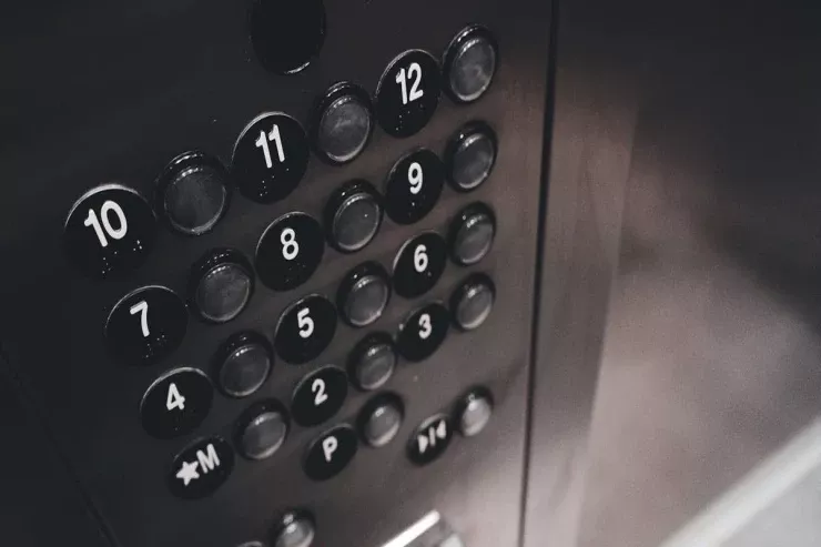 İnsanların çoxu  liftdə bunu   hər gün edir - təhlükəli səhvlər 