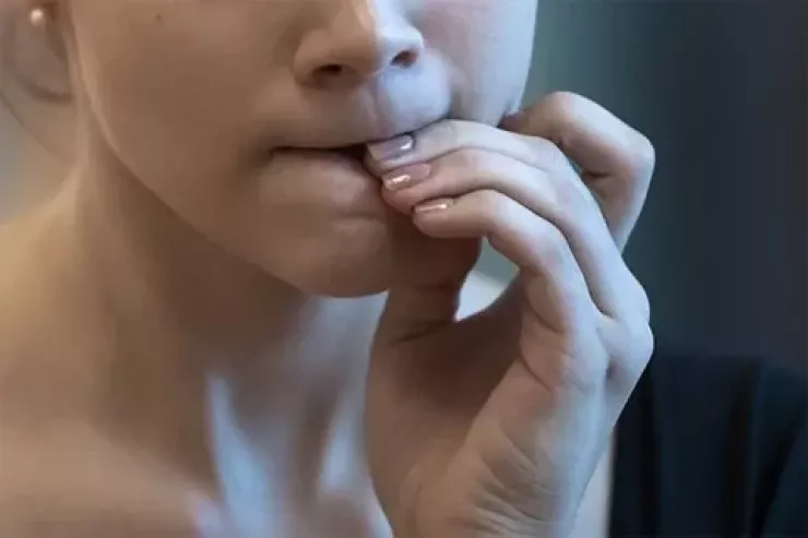 ABŞ-da dırnaqlarını "yeyən" 21 yaşlı qız  barmağını itirə bilər