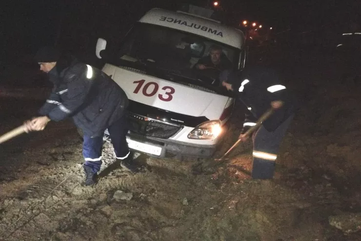 Dəfn üçün aparılan qadın maşın çuxura düşəndən sonra  dirildi