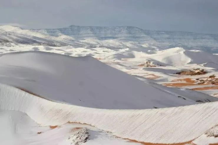Sahara səhrasına 40 ildə yeddinci dəfə qar yağdı - FOTO 