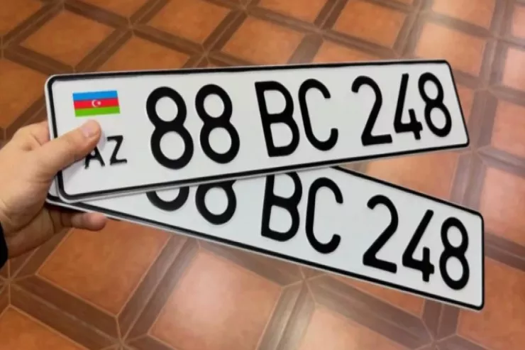 Azərbaycanda yeni nömrə nişanlarının verilməsinə başlanıldı 