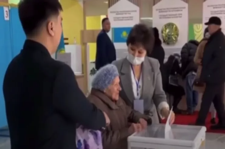 102 yaşlı qadına 100 yaşa qədər yaşamaq  arzulandı