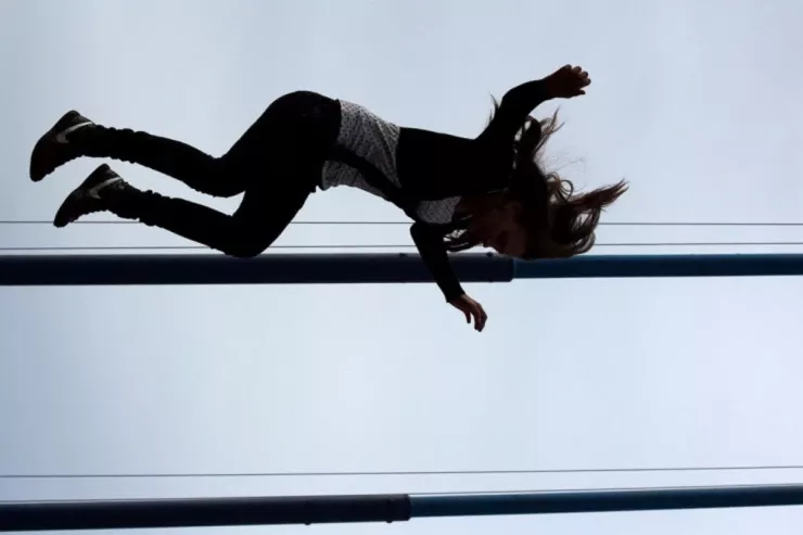 Bakıda DƏHŞƏT:   20 yaşlı qız 5-ci mərtəbədən düşüb ÖLDÜ 