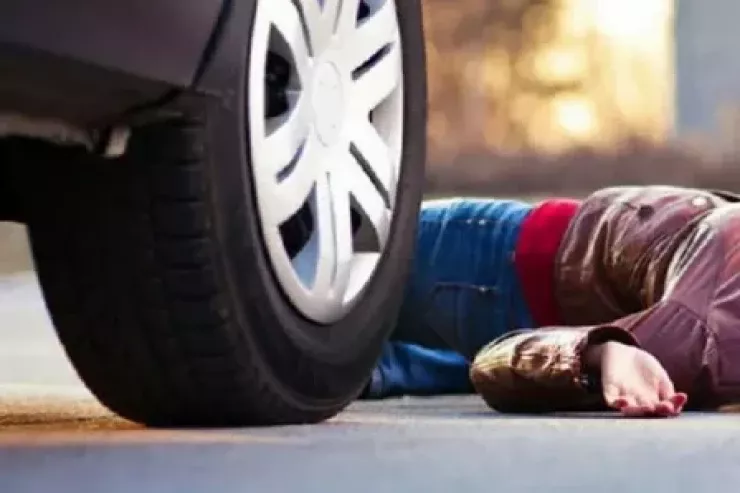 Neftçalada avtomobil qadını vurub öldürdü 