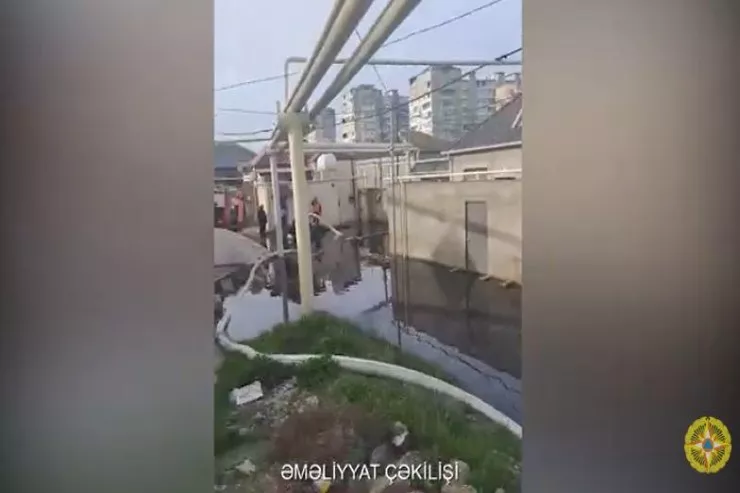 Xətaidə kanalizasiya kollektoru çökdü, evləri su basdı -VİDEO 