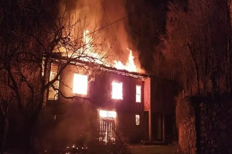 Tanınmış fotoqrafın  evində yanğın