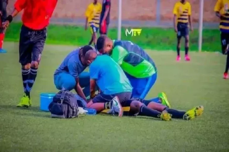 Oyun zamanı huşunu itirən futbolçu  xəstəxanada öldü