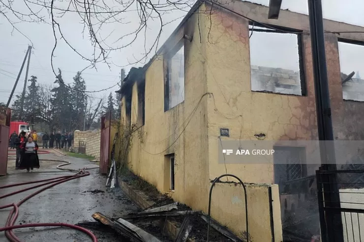 Tovuzda iki mərtəbəli ev yandı