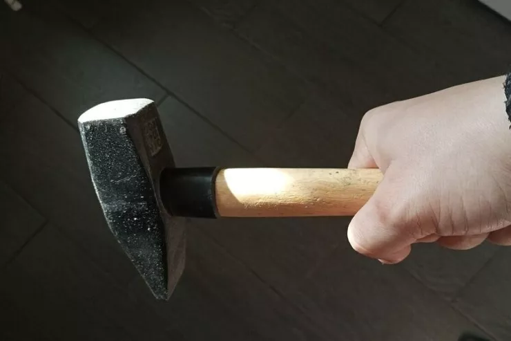 Qadınlara nifrət edən  gənc oğlan anasını çəkiclə öldürdü: ÖMÜRLÜK CƏZA 