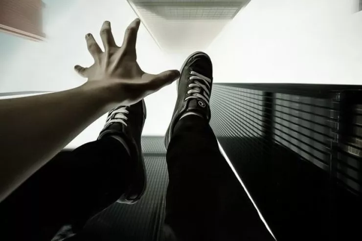 Bakıda daha bir kişi 16-cı mərtəbədən  yıxılıb öldü