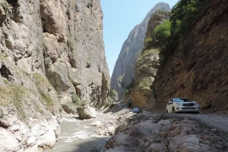 Xınalıq yolu uçquna görə BAĞLANDI 