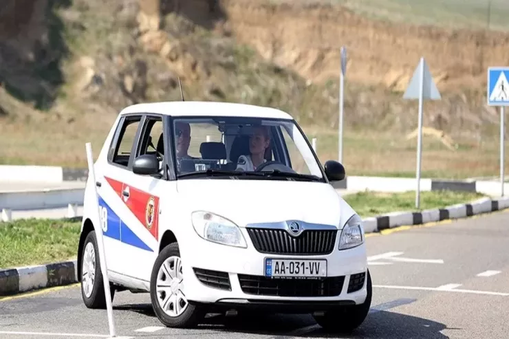 Qonşu ölkədə sürücülük vəsiqələri qanunsuz verilirmiş