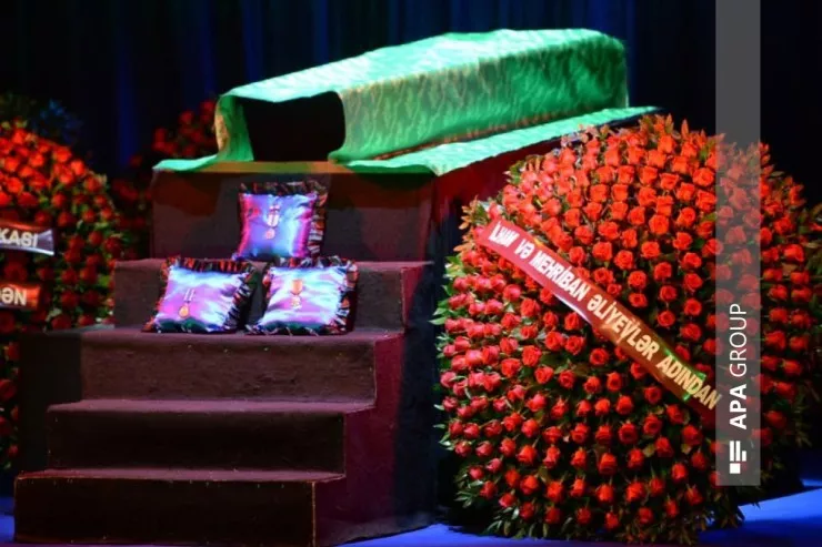 Prezident və xanımı Rasim Balayevlə vida  mərasiminə əklil göndərdi - YENİLƏNİB 