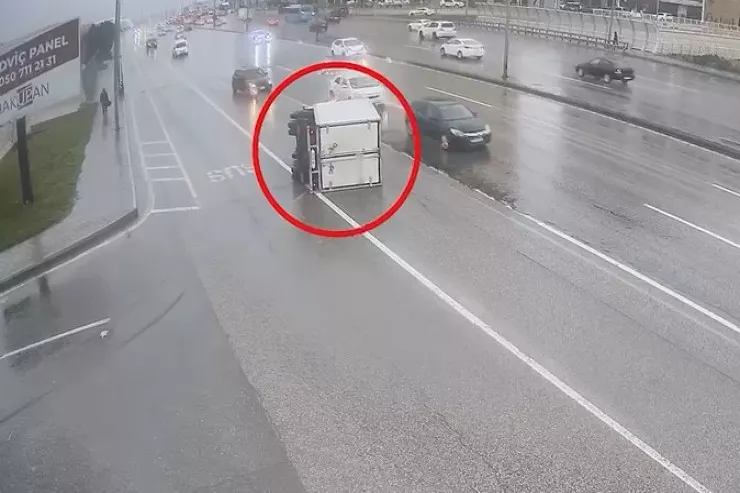 Bakıda yük maşını belə aşdı - VİDEO 